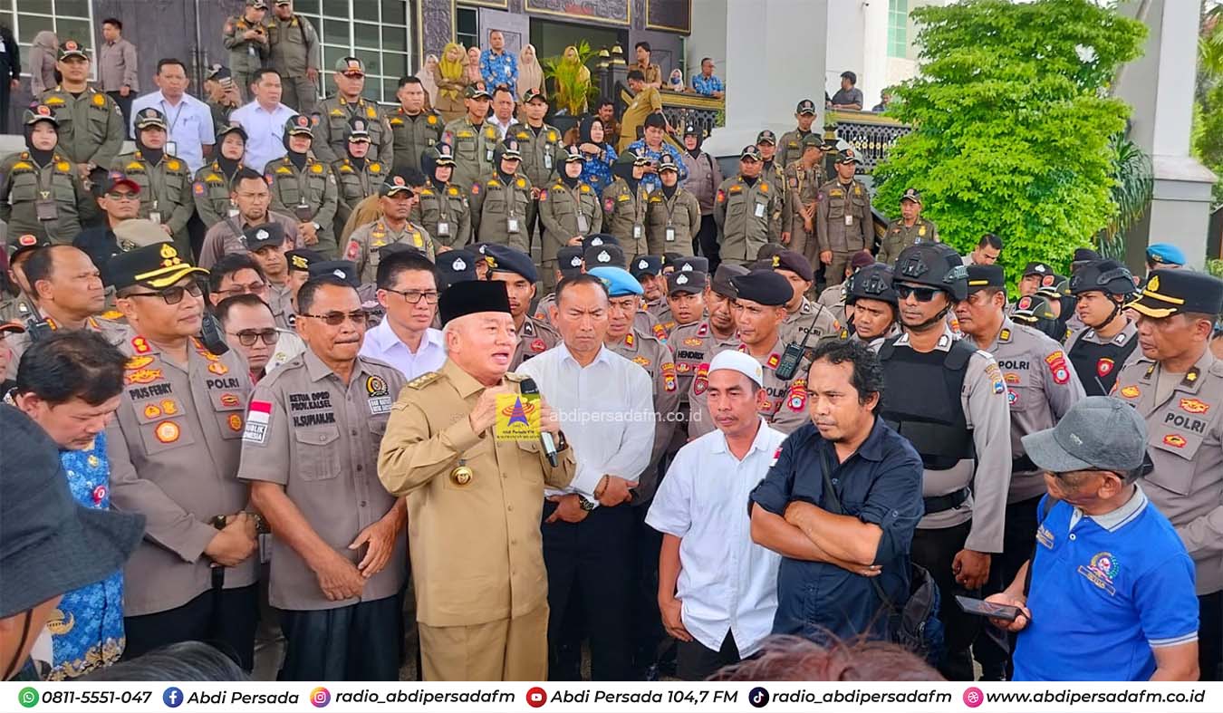 Hadapi Puluhan Pengunjuk Rasa, Gubernur Kalsel Luruskan Soal Isu Dana Mengendap